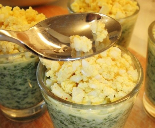 1. Этап. Крем-суп из рукколы: Затем очищаем варенное яйцо, разминаем его вилкой и получившейся крошкой посыпаем супчики.