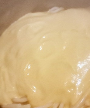 1. Этап. Макароны с ароматным соусом: В кастрюле довести до кипения 2 литра воды, добавить 2 чайные ложки соли. Готовить макароны до аль денте в соответствии с инструкциями. Оставить 180 мл воды от макарон. Процедив макароны и смешав их с соусом, варить их, постепенно подливая накрахмаленную воду, которую мы оставили, доводя соус до кремообразного состояния. .