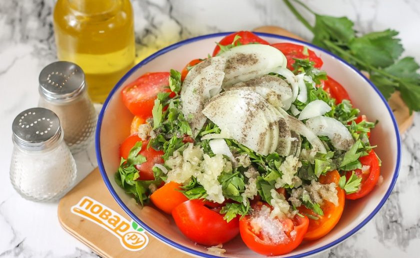 1. Этап. Помидоры Тещин язык на зиму: Очистите зубчики чеснока и пропустите через пресс. Всыпьте соль и молотый черный перец.