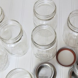 1. Этап. Сливовый джем: Предыдущий шаг нужно повторить 3-4 раза - прокипятить, остудить, прокипятить, остудить и т.д. до обретения джемом нужной консистенции. Когда вам покажется, что джем обрел нужную консистенцию, стерилизуем банки.