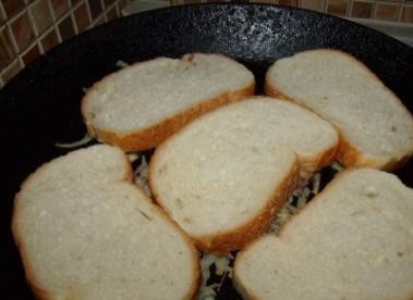 1. Этап. Бутерброды с колбасой на сковороде: Разогреваем сковородку, добавляем немного масла и кладем бутерброды начинкой вниз и жарим, пока она хорошенько не зарумянится.