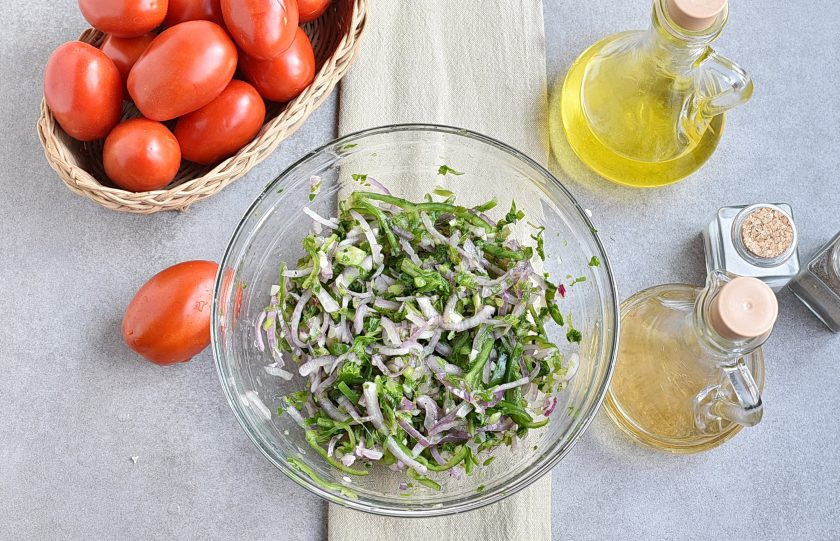 1. Этап. Салат из кабачков и помидоров: Посолите и поперчите по вкусу, добавьте сахар и яблочный уксус. Перемешайте овощи и немного промните все вместе.