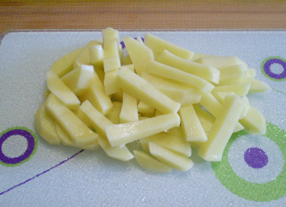 1. Этап. Жареная рыба с картошкой: 5. Чтобы максимально быстро пожарить картофель, порежьте его тонкими брусочками.