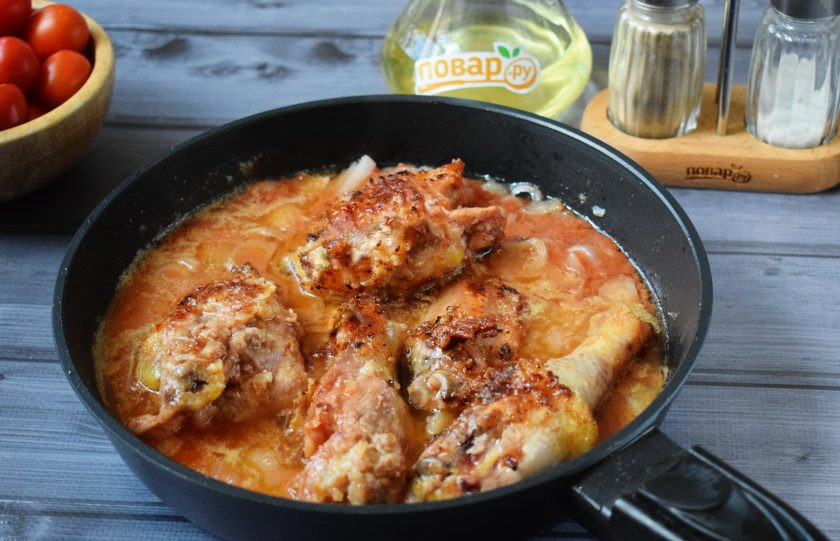 1. Этап. Жареная курица с луком-шалот и помидорами: 5. Верните в сковороду курицу. Уменьшите огонь, накройте крышкой и тушите до готовности курицы, от 30 до 35 минут. Уберите курицу и оберните ее фольгой, чтобы она не остыла.