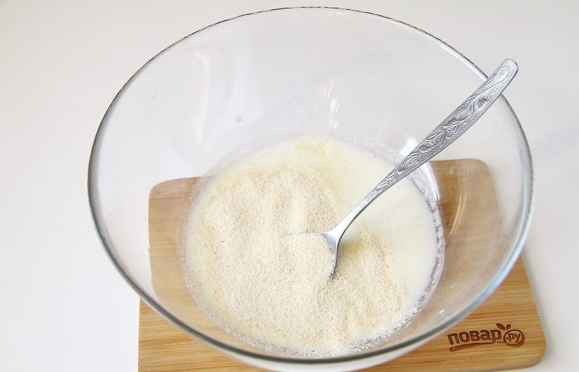 1. Этап. Пышные оладьи на кефире с манкой: Добавьте манку.