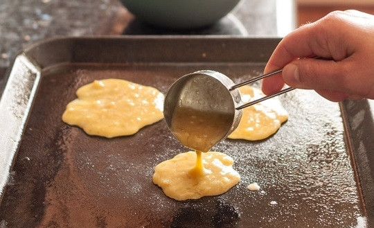 1. Этап. Оладьи из 2 ингредиентов: 6. Все, можно выкладывать тесто ложкой на сковороду.