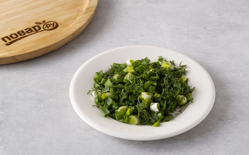 1. Этап. Постный салат с капустой: Зелень мелко порубите.