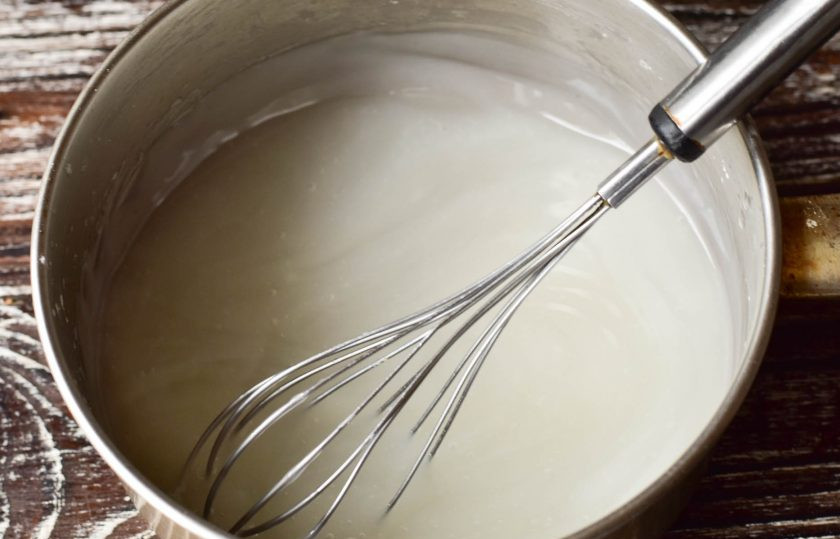 1. Этап. Желе из крахмала: Поставьте ковш на огонь. Варите желе до тех пор, пока оно не загустеет. По времени данная процедура занимает 2-3 минуты.