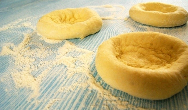 1. Этап. Шанежки с творогом: 7. Каждый шарик немного придавливаю руками или при помощи скалки, затем стаканом или кулаком делаю в центре углубление.