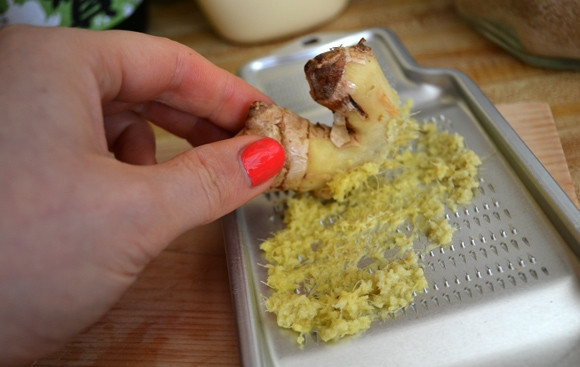 1. Этап. Гамадари: 2. Очистите чеснок и имбирь, натрите на мелкой терке.