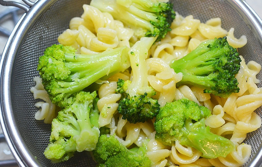 1. Этап. Салат из макарон с брокколи, фетой и беконом: 3. Откиньте всё вместе на дуршлаг.