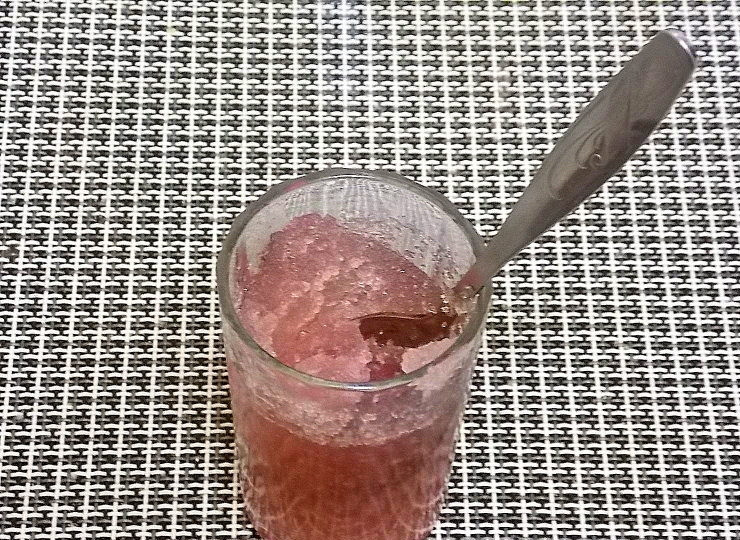 1. Этап. Мусс из кефира и ягод: Всыпьте желатин в ягодный сок, перемешайте и оставьте для набухания на 20 минут. Затем распустите на медленном огне до растворения желатина.