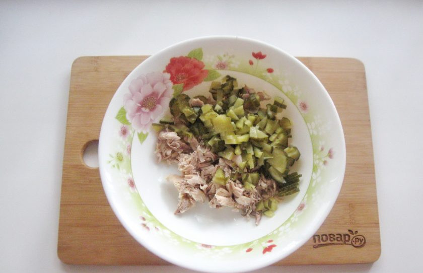 1. Этап. Салат Столичный с крабовыми палочками: Добавьте нарезанный кубиками соленый или маринованный огурец.