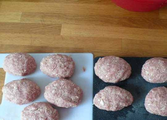 1. Этап. Ленивые голубцы из индейки: 4. Формируем котлеты, обваливаем их в панировочных сухарях. Затем выкладываем котлетки на сковороду.