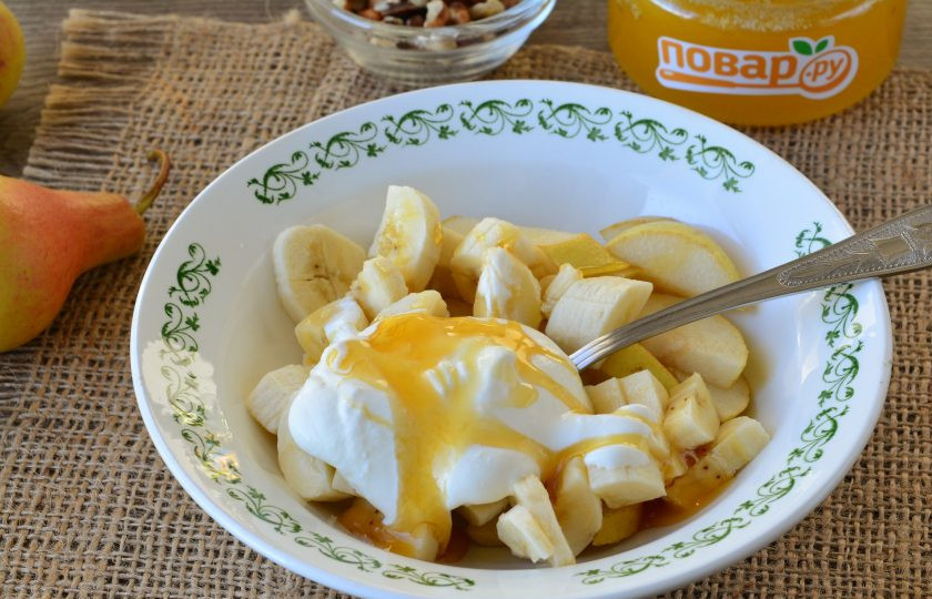 1. Этап. Салат из груши и банана: Полейте салат медом для сладости. Перемешайте и готово.