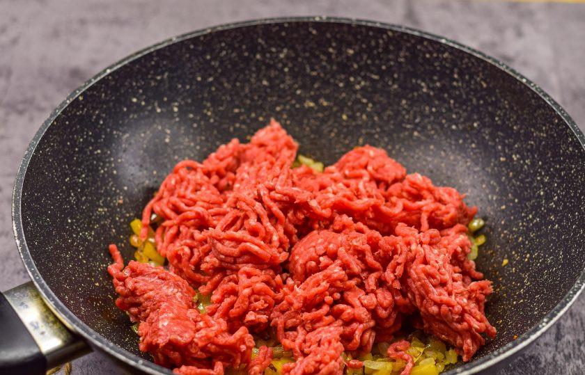 1. Этап. Гречка с соусом Болоньезе: Добавьте в сковороду фарш.