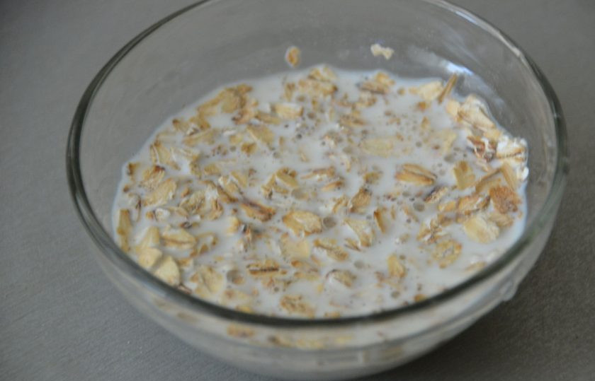 1. Этап. Котлеты из индейки с морковью: Первым делом замочите овсяные хлопья в молоке.