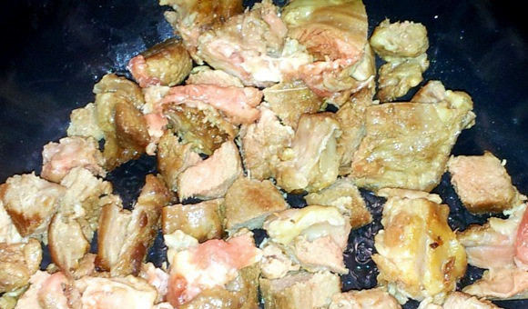 1. Этап. Пилав из баранины в мультиварке: 1. Мясо режем кусочками, солим и перчим, выкладываем в чашу мультиварки и заливаем маслом. В режиме 