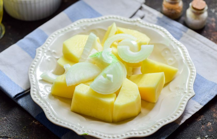 1. Этап. Картошка с фасолью в мультиварке: Очистите и сполосните лук, нарежьте его полукольцами.