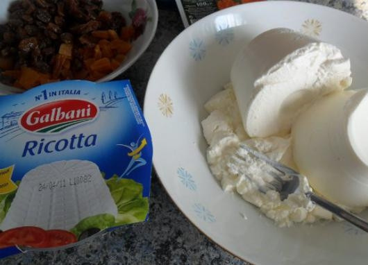 1. Этап. Пасха со вкусом крем-брюле: 1. Для начала нужно заняться творогом. Разомните его и при необходимости протрите через сито. В данном случае в рецепте приготовления пасхи со вкусом крем-брюле используется Рикотта.