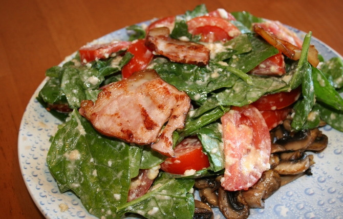 1. Этап. Салат со шпинатом: 3. Сверху на грибы укладываем шпинат с помидорами, поливаем готовой заправкой. Солим и перчим. Бекон слегка обжариваем до золотистой корочки и выкладываем сверху на подушку. Готовый салат оставляем на минут 10 после чего подаем к столу.