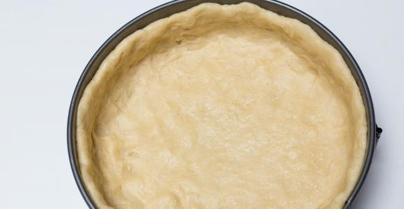 1. Этап. Королевский творожный пирог: 5. Выложите тесто в жаропрочную форму и распределите его по дну и бортам. Должен получиться ровный корж. Уберите форму пока в холодильник.