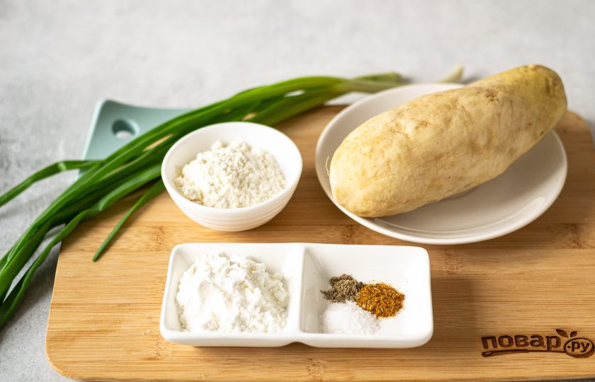 1. Этап. Оладьи из дайкона: Подготовьте все ингредиенты.