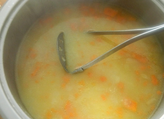 1. Этап. Картофельный суп-толчeнка с квашеной капустой: 8. Когда картофель и морковь будут готовы, подавите их толкушкой, но так, чтобы остались кусочки.