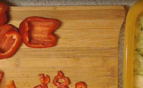 1. Этап. Салат из помидор и огурцов на зиму: Овощи пустили сок, сливаем его и даже можно слегка отжать огурцы и помидоры. Болгарский перец очистим и нарежем соломкой.