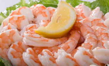 1. Этап. Креветки с имбирем и рисом: 4. Тем временем креветки отварить, почистить и измельчить. Добавить их в золотистый рис сверху. Уменьшить огонь под сковородой до минимального.