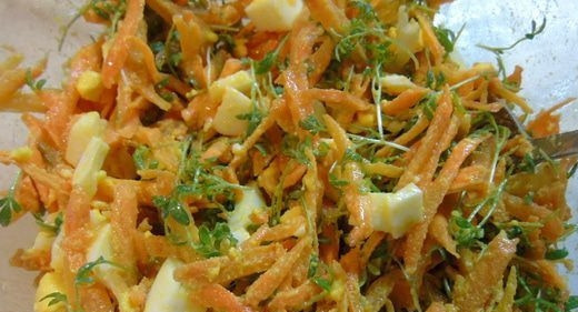 1. Этап. Кресс-салат: Отварите яйца вкрутую. Затем остудите их под проточной водой, очистите от скорлупы. Нарежьте яйца кубиками, добавьте их в салат вместе с орехами и медом. Смешайте лимонный сок и оливковое масло, заправьте этим салат, посолите и тщательно перемешайте.