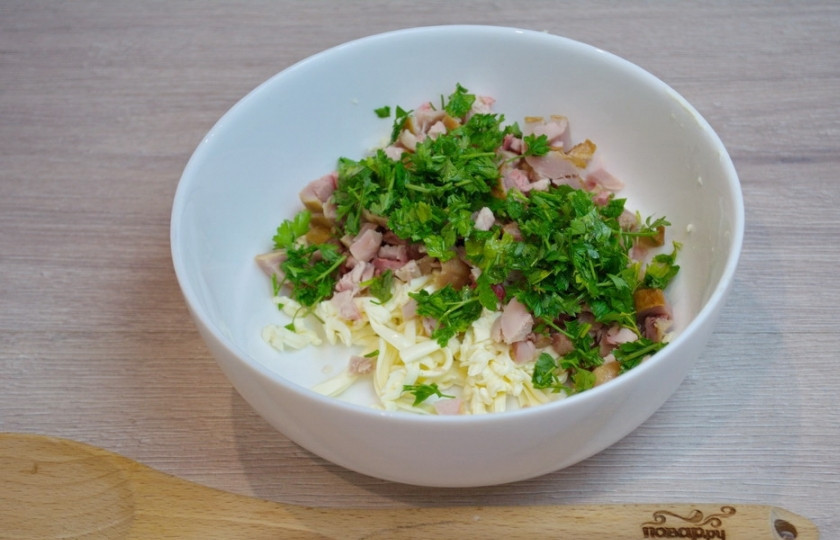 1. Этап. Лаваш в кляре: Нарежьте мелко зелень. Я взяла петрушку, но можно взять микс зелени (или любую на ваш выбор). Выдавите через пресс чеснок. Добавьте немного майонеза или сметаны. Перемешайте.