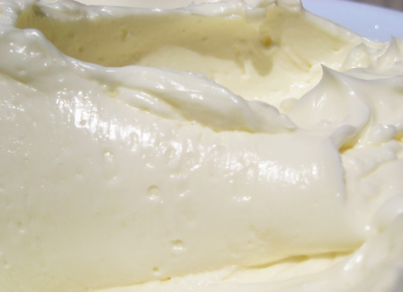 1. Этап. Торт Пирамида: Тем временем приготовьте сливочный крем. Взбейте миксером размягченное масло с сахарной пудрой, молоком и ванилином.