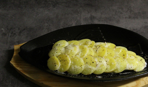 1. Этап. Филе сибаса под чешуёй из картофеля: Добавляем молотый перец.