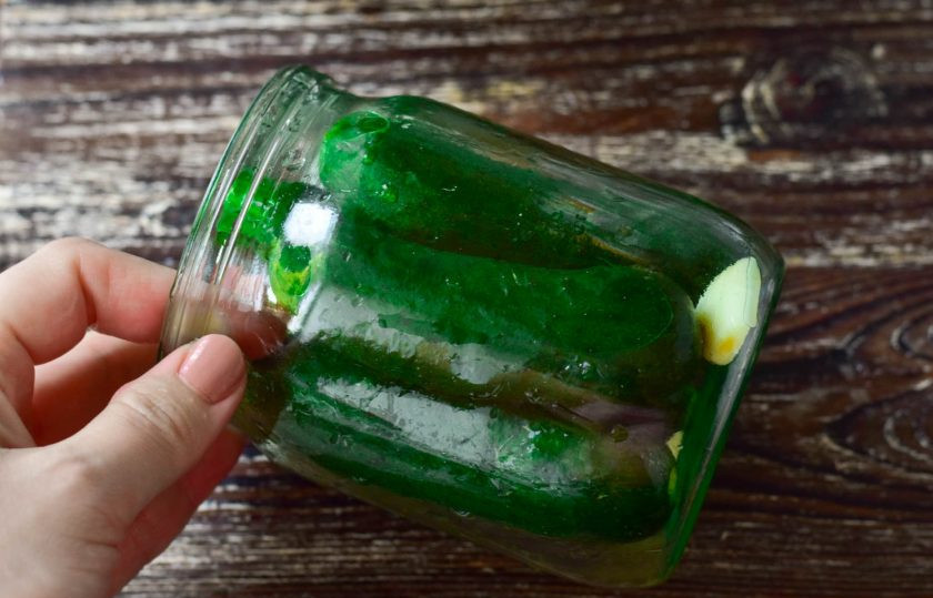 1. Этап. Кисло-сладкие маринованные огурцы: Наполните банку огурцами.