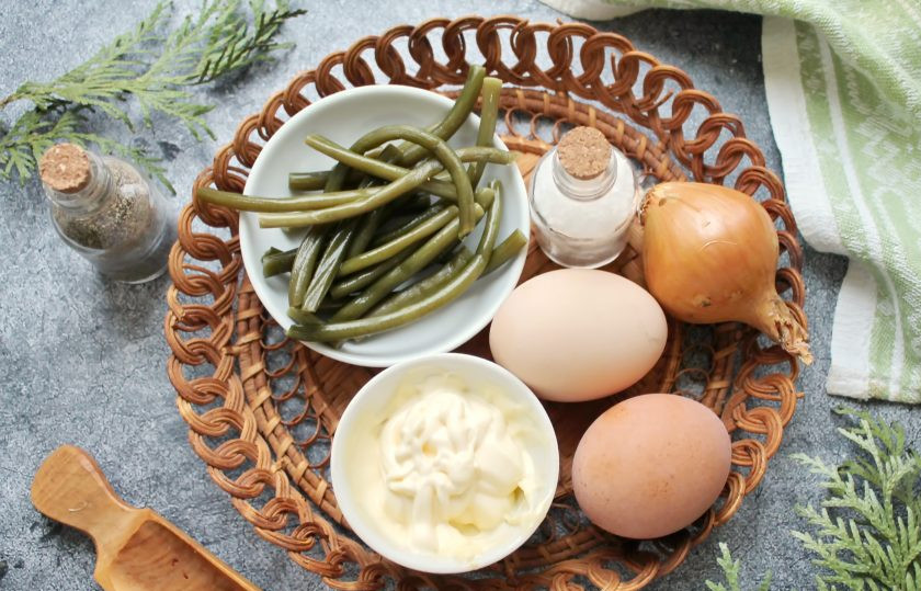 1. Этап. Салат с папоротником: Подготовьте все необходимые ингредиенты для приготовления салата с папоротником. Яйца отварите вкрутую и остудите.