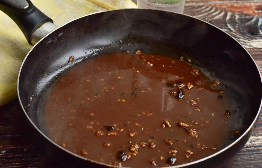 1. Этап. Кальмары в соусе терияки: Отправьте сковороду на огонь. Постоянно перемешивая, доведите массу до кипения.