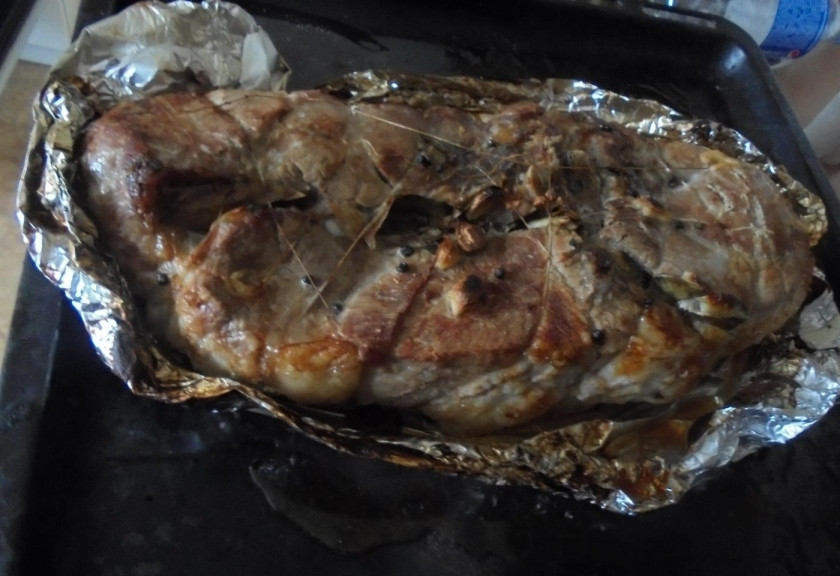 1. Этап. Буженина традиционная: 8. Выпекаю в разогретом до 160 градусов духовом шкафу 1 час, затем достаю мясо, разворачиваю фольгу, выпекаю еще 15 минут для появления красивого румяного цвета.