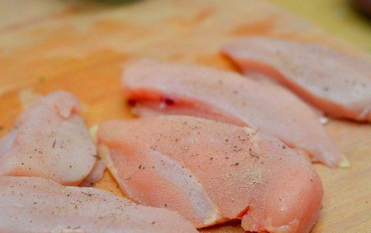 1. Этап. Куриное филе со сливками: Предварительно вымытые кусочки филе натрите солью и перцем.