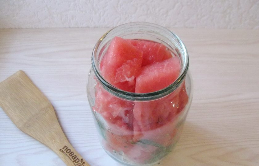 1. Этап. Соленый арбуз: Плотно заполните банку арбузом.