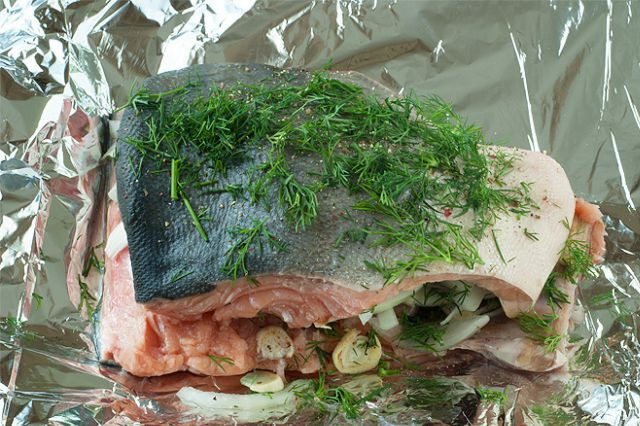 1. Этап. Горбуша в фольге на углях: 3. Лист фольги немного смазать растительным маслом. На него выложить половину овощей. Сверху отправить рыбку. Взбрызнуть растительным маслом и накрыть второй половиной овощей.