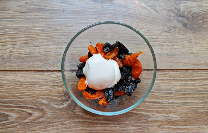 1. Этап. Салат из сухофруктов Кураж: Добавьте к сухофруктам йогурт и все перемешайте. Переложите салат в сервировочную тарелку, посыпьте резаным миндалем и сразу подавайте к столу.