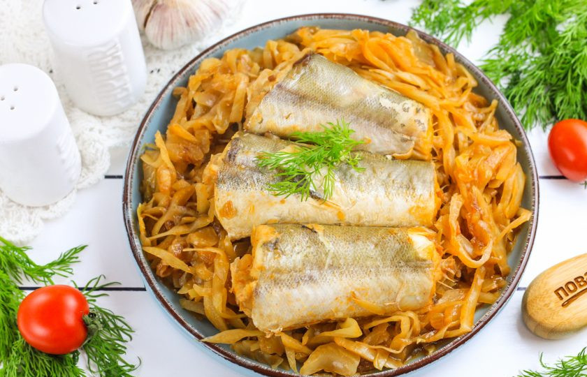 1. Этап. Минтай в капусте: Выложите минтая в капусте на тарелку и подайте к столу горячим вместе с различными соусами, лавашом, хлебом.