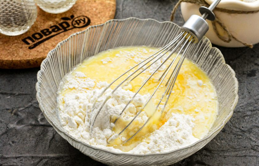 1. Этап. Кыстыбый с пюре: Влейте молоко и постепенно добавляйте просеянную пшеничную муку.