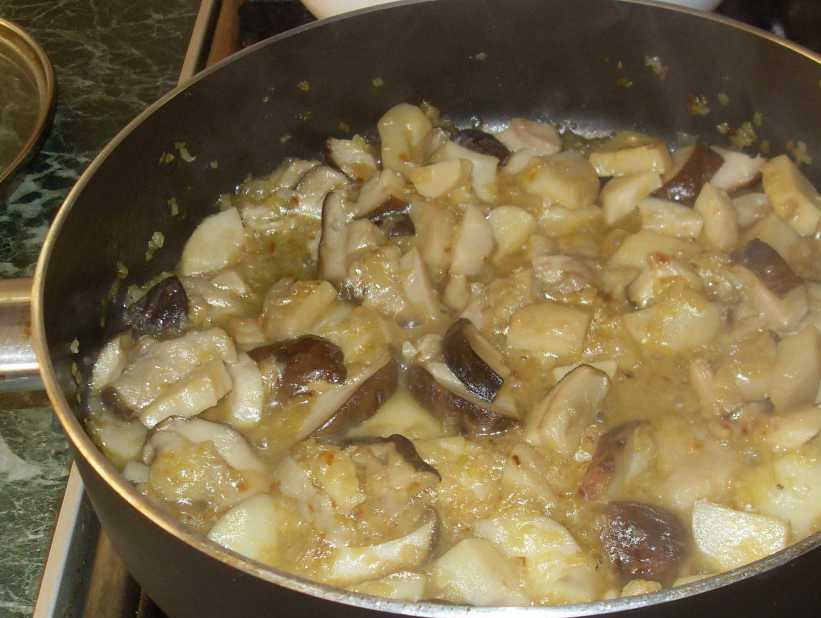 1. Этап. Жаркое из белых грибов: Измельчите лук и обжарьте на растительном масле до золотого цвета, затем добавьте грибы, посолите и немного протушите. Выложите в отдельную посуду, а на этой же сковороде пассируйте порезанную соломкой морковь.