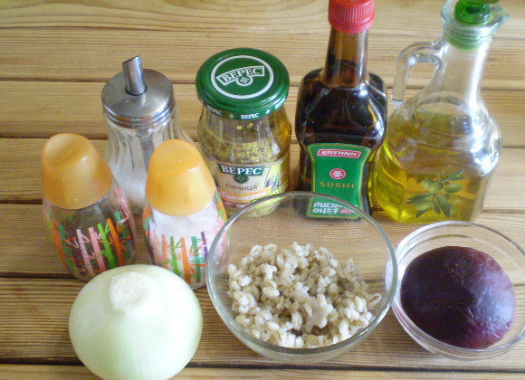 1. Этап. Салат к котлетам: 1. Отварите заранее перловую крупу и свеклу до готовности. Свеклу можно купить уже отваренную в магазине или на рынке.