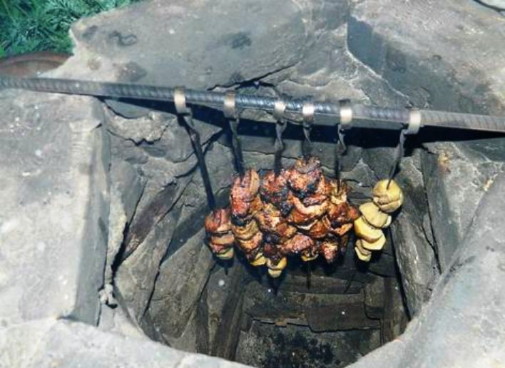 1. Этап. Шашлык в коптильне: Подвесьте шампуры с мясом над коптильней и оставьте в таком положении до полной готовности мяса. Точной длительности приготовления не скажу – зависит от силы огня и высоты, на которой будут висеть шашлыки. Определяйте готовность на глаз.