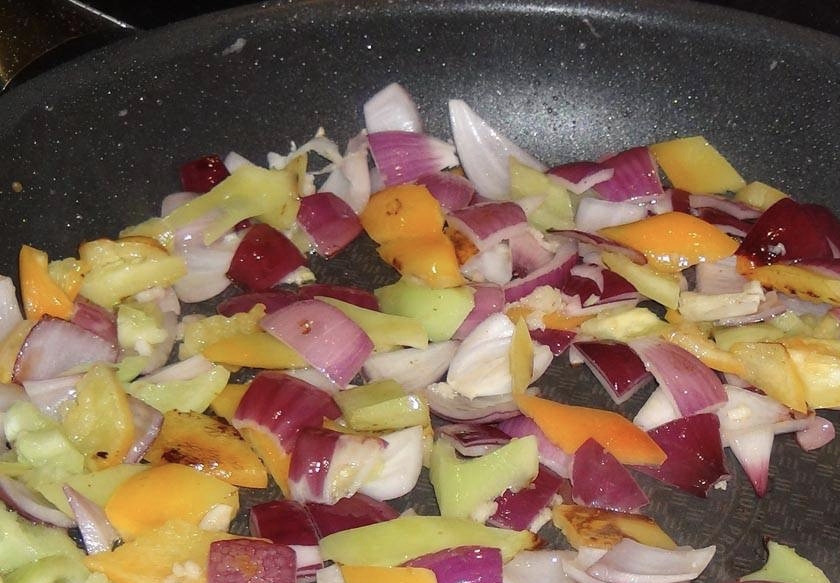 1. Этап. Рыба в кисло-сладком соусе по-китайски: 5. Затем рыбу перекладываем на бумажные салфетки или полотенца (чтобы лишний жир стёк), а в сковороду тем временем отправляем лук с перцем. К ним добавляем пропущенный через пресс чесночок. Перемешайте, жарьте на протяжении 2-3 минут на большом огне. Они должны быть упругими и хрустящими.