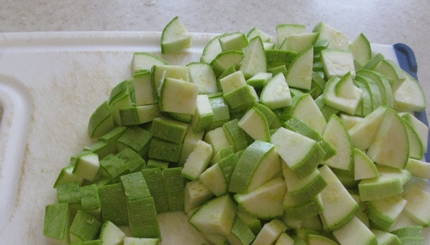 1. Этап. Кабачки тушеные с мясом: Кабачки так же режем на небольшие кубики.