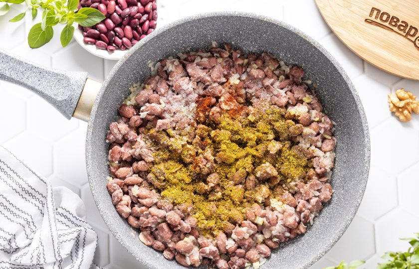 1. Этап. Лобио из красной фасоли (классический рецепт): Посолите, поперчите, приправьте хмели-сунели и острым перцем. Обжаривайте еще 3-4 минуты.